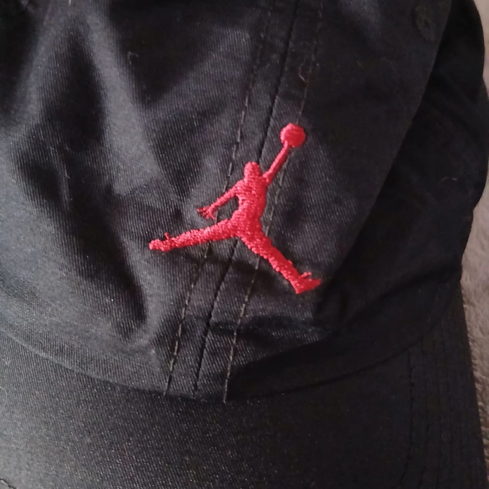 Gorra Jordan Negra – Logo Rojo Bordado – Talla Única (Ajustable) – photo 5
